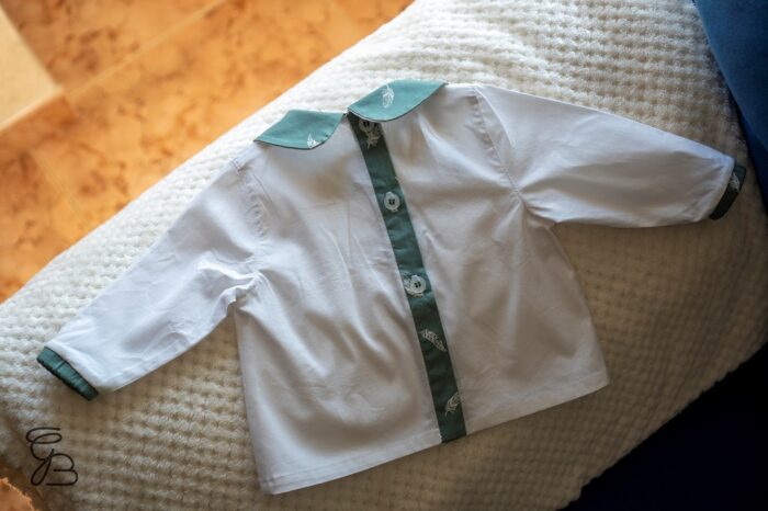 Camisa Bebé manga corta verde y blanca plumas