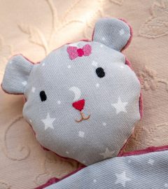 Doudou bebé personalizado gris y rosa osita
