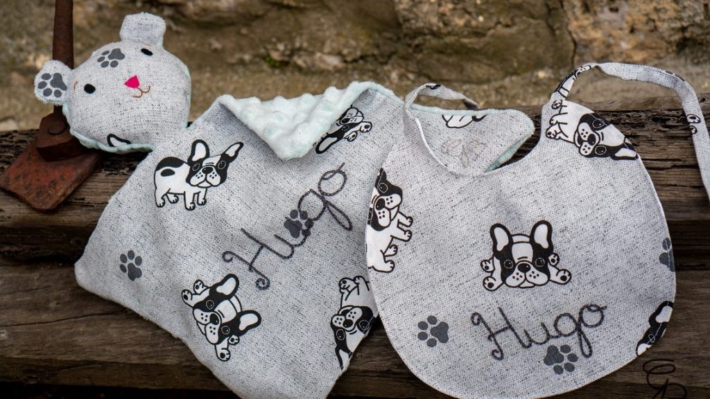 Los mejores regalos para recién nacidos tienen el nombre bordado a mano