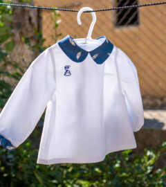 Camisa bebé manga larga azul y blanca plumas 1