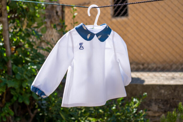Camisa bebé manga larga azul y blanca plumas 1