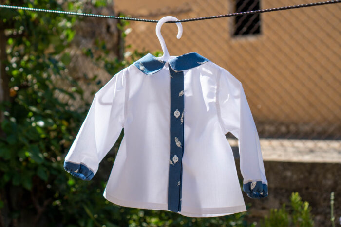 Camisa bebé manga larga azul y blanca plumas 2